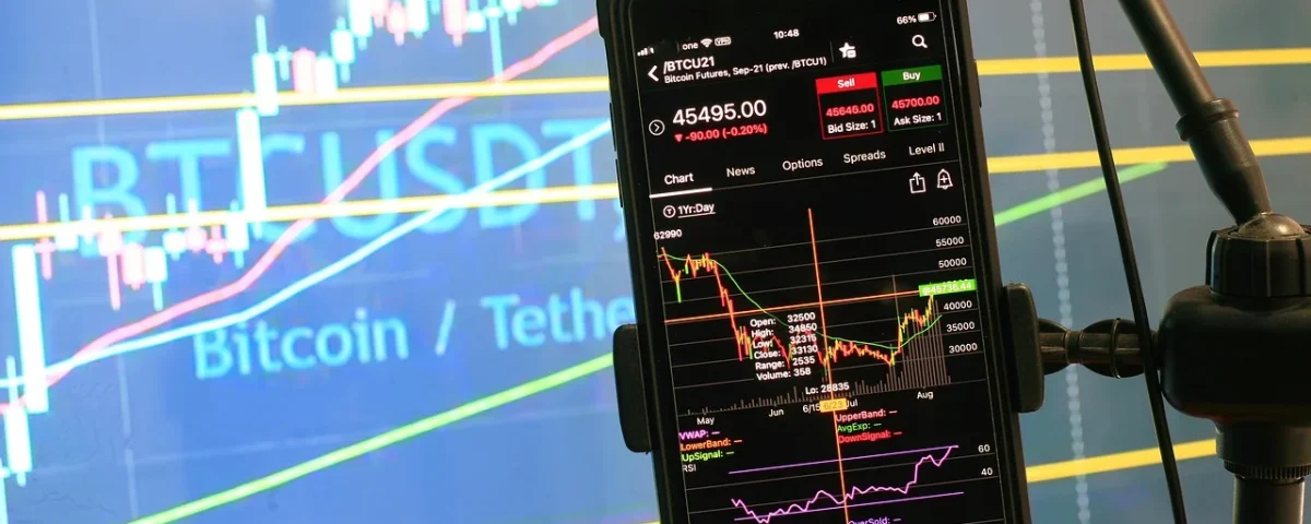 Coinbase Stock Outperforms Bitcoin Amid Hedge Fund Short Positions